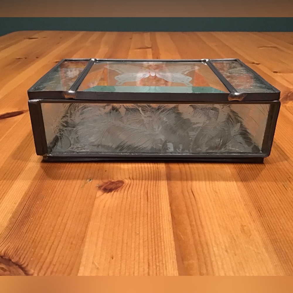 VINTAGE BEVELED GLASS BUTTERFLY JEWELRY TRINKET TREASURE BOX MIRRORED - Picture 9 of 14